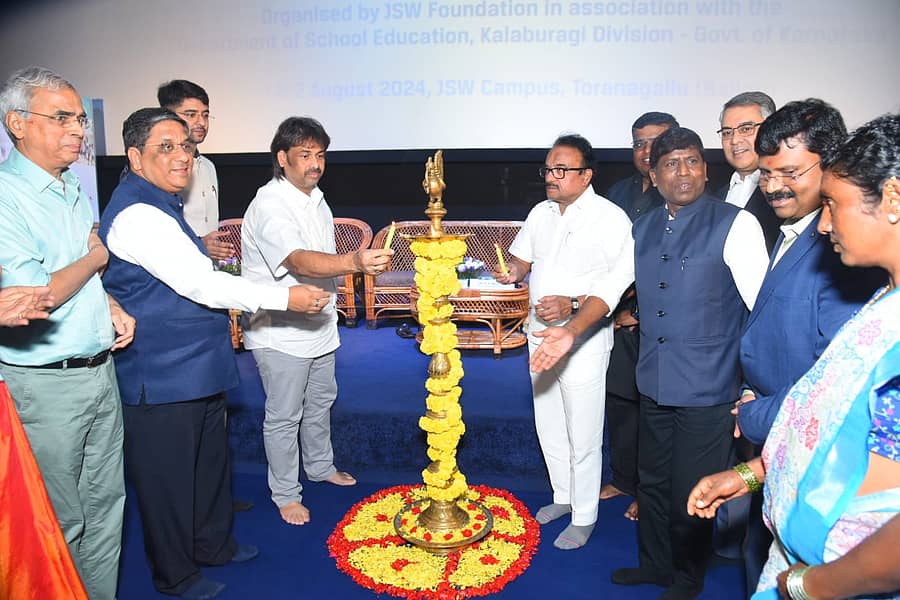 ತೋರಣಗಲ್ಲು ಹೋಬಳಿಯ ಜಿಂದಾಲ್ ವಿದ್ಯಾನಗರದ ಸಭಾಂಗಣದಲ್ಲಿ ಶುಕ್ರವಾರ ನಡೆದ ‘ಎಜ್ಯುಕಾನ್–2024’ ಎರಡನೇ ದಿನದ ಶೈಕ್ಷಣಿಕ ಸಮಾವೇಶವನ್ನು ಸಚಿವ ಮಧು ಬಂಗಾರಪ್ಪ ಉದ್ಘಾಟಿಸಿದರು