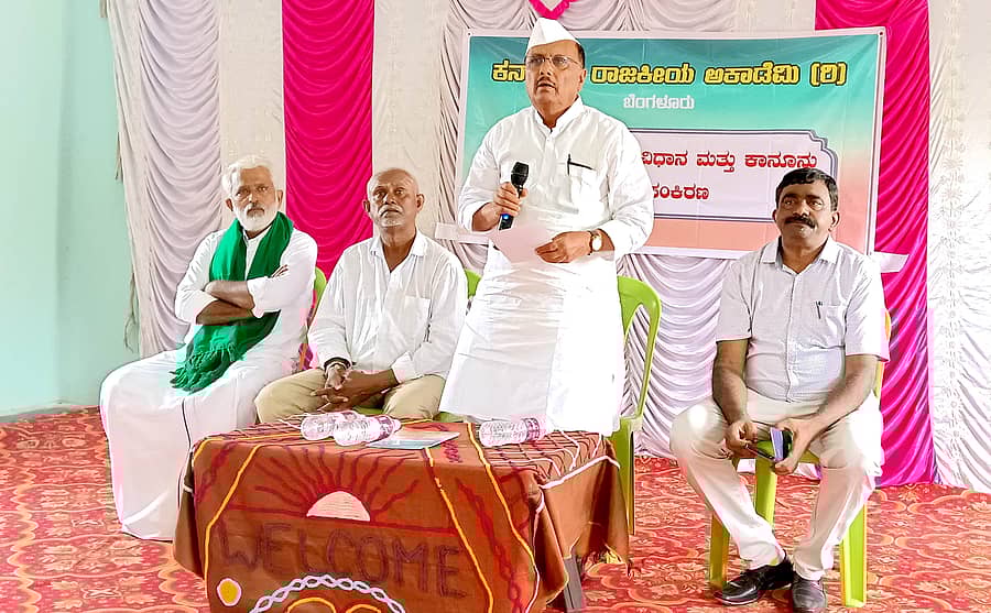 ಕುರುಗೋಡು ಸಮೀಪದ ಸಿರಿಗೇರಿ ಗ್ರಾಮದಲ್ಲಿ ಭಾನುವಾರ ಹಮ್ಮಿಕೊಂಡಿದ್ದ ಪ್ರಜಾಪ್ರಭುತ್ವದಲ್ಲಿ ಸಂವಿದಾನ ಮತ್ತು ಕಾನೂನು ವಿಚಾರ ಸಂಕಿರಣದಲ್ಲಿ ಶಾಸಕ ಬಿ.ಆರ್. ಪಾಟೀಲ್ ಮಾತನಾಡಿದರು