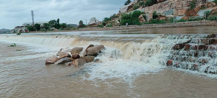 ಸಿರುಗುಪ್ಪ ತಾಲ್ಲೂಕಿನ ಕೆಂಚನಗುಡ್ಡದ ಹತ್ತಿರ ತುಂಗಭದ್ರ ನದಿಯಲ್ಲಿ ವಿಜಯನಗರ ಅರಸರ ಕಾಲದಲ್ಲಿ ಕೃಷಿಗಾಗಿ ನೀರು ಹರಿಸಲು ಕಟ್ಟಲಾದ ಸಂಗ್ರಹ ಕಟ್ಟೆಗಳ ಮೇಲೆ ಈಗ ನೀರು ಜಲಪಾತದಂತೆ ದುಮ್ಮಿಕ್ಕುತ್ತಿದೆ