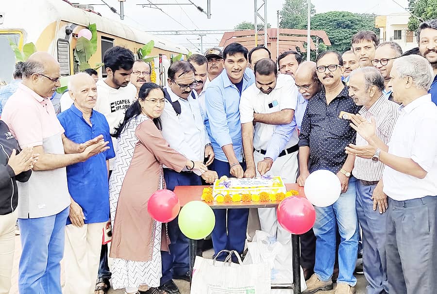 ತುಮಕೂರು ರೈಲು ನಿಲ್ದಾಣದಲ್ಲಿ ಶನಿವಾರ ತುಮಕೂರು- ಬೆಂಗಳೂರು ವಿಶೇಷ ಮೆಮು ರೈಲಿನ ‘ಹುಟ್ಟು ಹಬ್ಬ’ ಆಚರಿಸಲಾಯಿತು. ರೈಲು ನಿಲ್ದಾಣ ವ್ಯವಸ್ಥಾಪಕ ಎಲ್.ನಾಗರಾಜ್, ರೈಲು ಪ್ರಯಾಣಿಕರ ವೇದಿಕೆಯ ಉಪಾಧ್ಯಕ್ಷರಾದ ಮಾಧವಮೂರ್ತಿ ಗುಡಿಬಂಡೆ, ಪರಮೇಶ್ವರ್ ಮೊದಲಾದವರು ಪಾಲ್ಗೊಂಡಿದ್ದರು