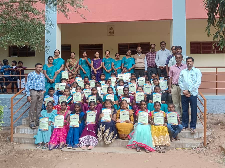 ಹನೂರು ಪಟ್ಟಣದ ಮಹದೇಶ್ವರ ಕ್ರೀಡಾಂಗಣದಲ್ಲಿ ಈಚೆಗೆ ನಡೆದ ಹೋಬಳಿ ಮಟ್ಟದ ಕ್ರೀಡಾಕೂಟದಲ್ಲಿ ಭಾಗವಹಿಸಿ ಪ್ರಶಸ್ತಿ ಗೆದ್ದಿರುವ ರಾಮಾಪುರ ಜೆಎಸ್ಎಸ್ ಶಾಲೆ ವಿಧ್ಯಾರ್ಥಿಗಳು