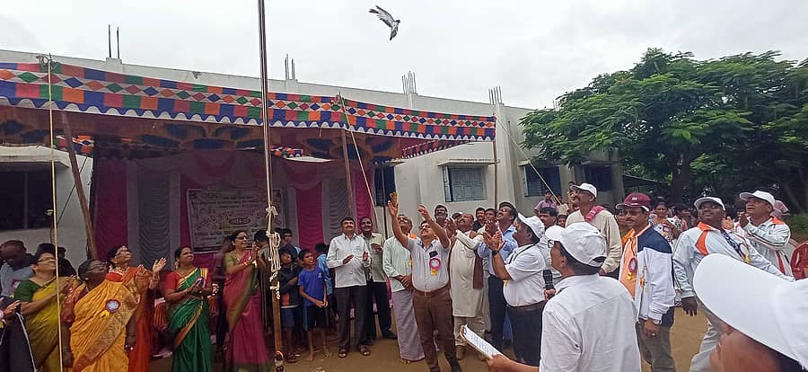 ರಾಣೆಬೆನ್ನೂರು ತಾಲ್ಲೂಕಿನ ಮೇಡ್ಲೇರಿ ಬೀರೇಶ್ವರ ಪ್ರೌಢ ಶಾಲೆ ಕ್ರೀಡಾಂಗಣದಲ್ಲಿ ನಡೆದ ಕ್ಲಸ್ಟರ್‌ಮಟ್ಟದ ಕ್ರೀಡಾಕೂಟಕ್ಕೆ ಕ್ಷೇತ್ರ ಶಿಕ್ಷಣಾಧಿಕಾರಿ ಶ್ಯಾಮಸುಂದರ ಅಡಿಗ ಅವರು ಪಾರಿವಾಳಗಳನ್ನು ಹಾರಿ ಬಿಡುವ ಮೂಲಕ   ಚಾಲನೆ ನೀಡಿದರು