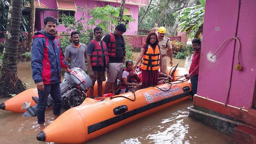ಬೆಳ್ಳೆ ಪರಿಸರದಲ್ಲಿ ಕಾಪು ತಹಶೀಲ್ದಾರ್ ನೇತೃತ್ವದಲ್ಲಿ ದೋಣಿ ಬಳಸಿ ಜನರನ್ನು ಸುರಕ್ಷಿತ ಸ್ಥಳಕ್ಕೆ ಸ್ಥಳಾಂತರಿಸಲಾಯಿತು