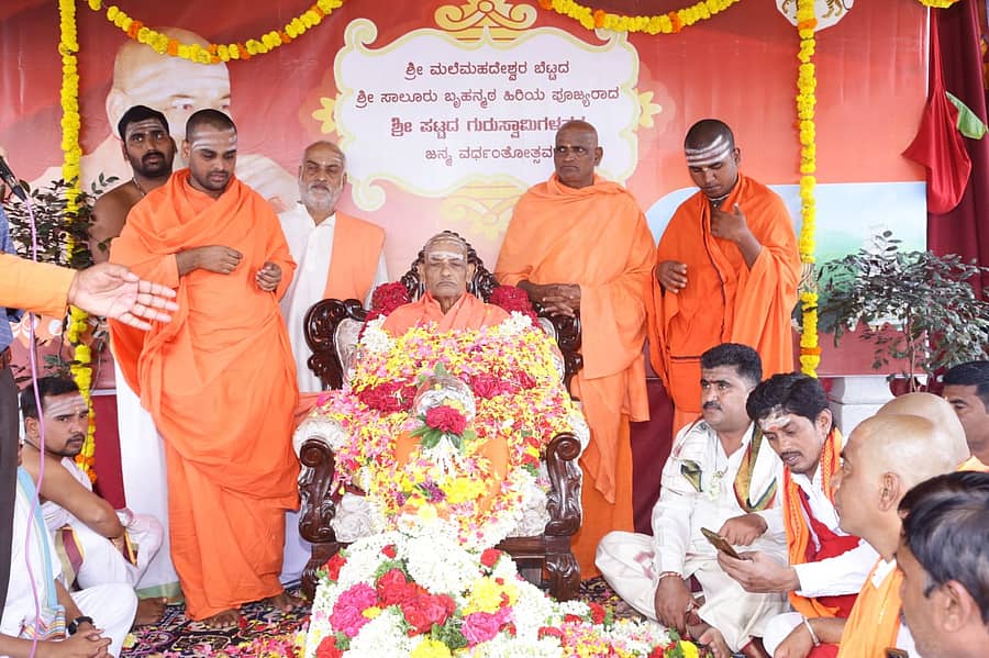 ಗುರುಸ್ವಾಮಿಗಳ 69 ನೇ ಜನ್ಮ ವರ್ಧಂತೋತ್ಸವ ಕಾರ್ಯಕ್ರಮದಲ್ಲಿ ಗುರುಸ್ವಾಮಿಗಳಿಗೆ ಪುಷ್ಪಗಳನ್ನು ಹಾಕಿದ ಕ್ಷಣ