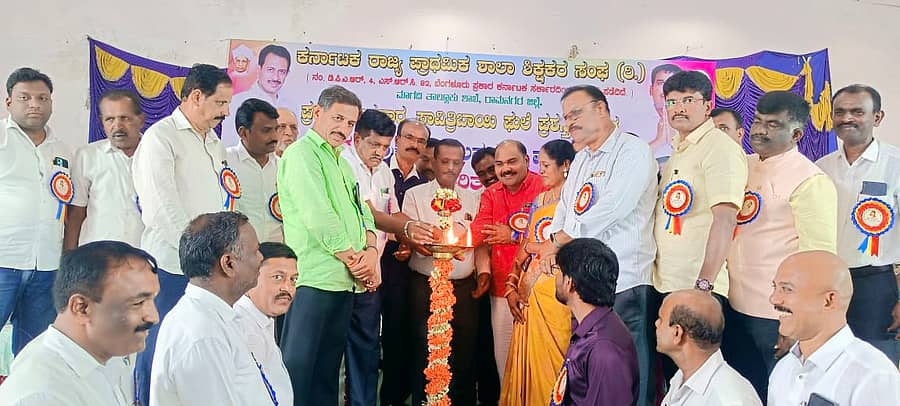 ಮಾಗಡಿ ಪಟ್ಟಣದ ಅಂಬೇಡ್ಕರ್ ಭವನದಲ್ಲಿ ಕರ್ನಾಟಕ ರಾಜ್ಯ ಪ್ರಾಥಮಿಕ ಶಾಲಾ ಶಿಕ್ಷಕರ ಸಂಘದ ಮಾಗಡಿ ತಾಲ್ಲೂಕು ಘಟಕದ ವತಿಯಿಂದ ಆಯೋಜಿಸಿದ್ದ ಪ್ರತಿಭಾ ಪುರಸ್ಕಾರ, ಸಾವಿತ್ರಿಬಾಯಿ ಫುಲೆ ಪ್ರಶಸ್ತಿ ಕಾರ್ಯಕ್ರಮವನ್ನು ಶಾಸಕ ಎಚ್.ಸಿ.ಬಾಲಕೃಷ್ಣ ಉದ್ಘಾಟಿಸಿದರು.