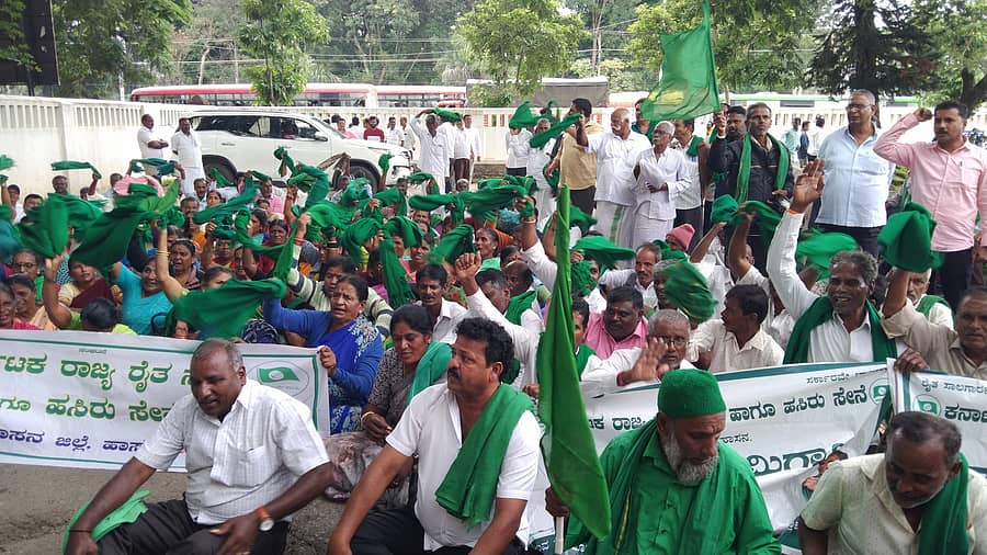 ಹಾಸನದ ಜಿಲ್ಲಾಧಿಕಾರಿ ಕಚೇರಿ ಎದುರು ಸೋಮವಾರ ರೈತ ಸಂಘದ ಸದಸ್ಯರು ಪ್ರತಿಭಟನೆ ನಡೆಸಿದರು