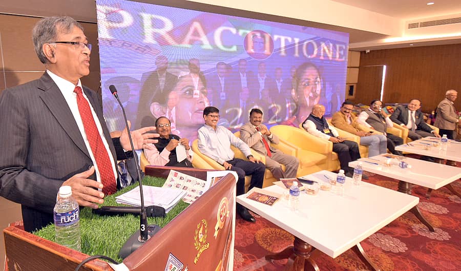 ಮೈಸೂರಿನಲ್ಲಿ ಭಾನುವಾರ ನಡೆದ ರಾಷ್ಟ್ರೀಯ ತೆರಿಗೆ ಸಮ್ಮೇಳನದಲ್ಲಿ ಅಖಿಲ ಭಾರತ ತೆರಿಗೆ ಸಲಹೆಗಾರರ ಒಕ್ಕೂಟದ ಅಧ್ಯಕ್ಷ ನಾರಾಯಣ ಜೈನ್ ಮಾತನಾಡಿದರು. ರಾಮರಾಜು, ಸತೀಶ್, ನಂಜುಂಡ ಪ್ರಸಾದ್ ಪಾಲ್ಗೊಂಡಿದ್ದರು –ಪ್ರಜಾವಾಣಿ ಚಿತ್ರ