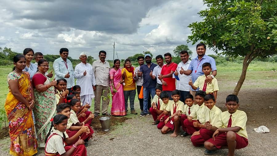 ಅಫಜಲಪುರ ತಾಲ್ಲೂಕಿನ ದೇವಲ ಗಾಣಾಗಾಪುರ ಗಂಗಾಪರಮೇಶ್ವರಿ ಹಿರಿಯ ಪ್ರಾಥಮಿಕ ಶಾಲೆಯಲ್ಲಿ ಇತ್ತೀಚೆಗೆ ‘ನಾಲ್ಕು ಚಕ್ರ’ ಟ್ರಸ್ಟ್‌ನಿಂದ 30 ಸಸಿಗಳನ್ನು ನೆಡಲಾಯಿತು 