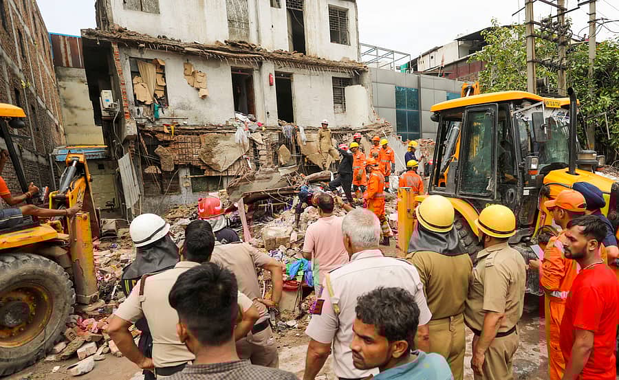 <div class="paragraphs"><p>ಅವಶೇಷಗಳ ಅಡಿಯಲ್ಲಿ ಸಿಲುಕಿರುವವರ ರಕ್ಷಣೆಗೆ ಅಗ್ನಿಶಾಮಕ ಸಿಬ್ಬಂದಿ ಕಾರ್ಯಾಚರಣೆ ನಡೆಸಿದರು </p></div>