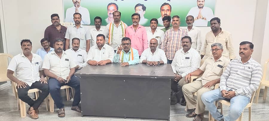 ತಿ.ನರಸೀಪುರದ ಕಾಂಗ್ರೆಸ್ ಕಚೇರಿಯಲ್ಲಿ ಶನಿವಾರ ನಡೆದ ಸಭೆಯಲ್ಲಿ ಜಿಲ್ಲಾ ಪದವೀಧರ ಘಟಕದ ಅಧ್ಯಕ್ಷ ಎಂ.ರಮೇಶ್ ಮಾತನಾಡಿದರು