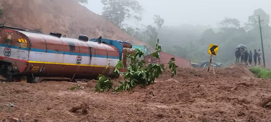 ಸಕಲೇಶಪುರ ತಾಲ್ಲೂಕಿನ ದೊಡ್ಡತಪ್ಪಲೆ ಬಳಿ ಬುಧವಾರ ಸಂಜೆ ಸಂಭವಿಸಿದ ಭೂಕುಸಿತದಿಂದ ಟ್ಯಾಂಕರ್, ಕಂಟೈನರ್ಗಳು ಮಣ್ಣಿನಡಿ ಸಿಲುಕಿದ್ದವು.