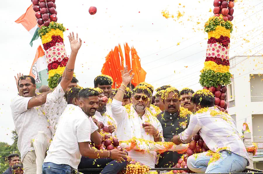 <div class="paragraphs"><p>ಮದ್ದೂರಿನಲ್ಲಿ ಸೋಮವಾರ ಏರ್ಪಡಿಸಿದ್ದ ಜನಾಂದೋಲನ ಸಮಾವೇಶಕ್ಕೆ ಆಗಮಿಸಿದ ಉಪ ಮುಖ್ಯಮಂತ್ರಿ ಡಿ.ಕೆ.ಶಿವಕುಮಾರ್ ಅವರಿಗೆ ಪಕ್ಷದ ಮುಖಂಡರು ಮತ್ತು ಕಾರ್ಯಕರ್ತರು ಬೃಹತ್ ಹಾರ ಹಾಕಿ ಸ್ವಾಗತಿಸಿದರು. ಶಾಸಕ ಕೆ.ಎಂ.ಉದಯ್ ಇದ್ದಾರೆ </p></div>