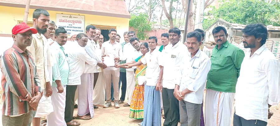 ಸಿರವಾರದಲ್ಲಿ ಶುಕ್ರವಾರ ಮುಡ ಹಗರಣಕ್ಕೆ ಸಂಬಂಧಿಸಿದಂತೆ ಮುಖ್ಯಮಂತ್ರಿಗಳ ವಿರುದ್ಧ ರಾಜ್ಯಪಾಲರು ಪ್ರಾಸಿಕ್ಯೂಶನ್ಗೆ ಅನುಮತಿ ನೀಡದಂತೆ ಒತ್ತಾಯಿಸಿ ಅಹಿಂದ ಸಂಘಟನೆಯ ಪದಾಧಿಕಾರಿಗಳು ಗ್ರೇಡ್ 2 ತಹಶೀಲ್ದಾರ್ ಭೀಮರಾಯ ರಾಮಸಮುದ್ರ ಅವರಿಗೆ ಮನವಿ ಸಲ್ಲಿಸಲಾಯಿತು