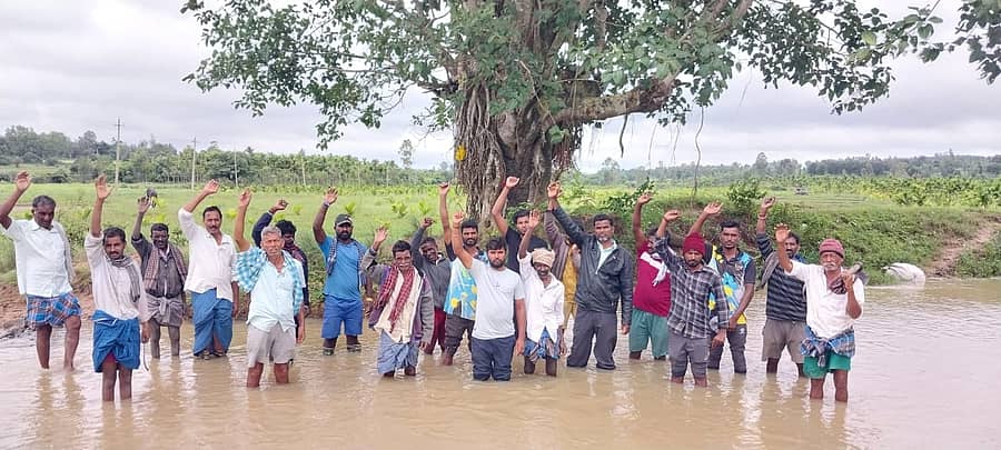 ಬೇಲೂರು ತಾಲ್ಲೂಕಿನ ಹಾರೋಹಳ್ಳಿಗೆ ಶಾಶ್ವತವಾಗಿ ಸೇತುವೆ ಹಾಗೂ ರಸ್ತೆ ನಿರ್ಮಿಸಬೇಕೆಂದು ಒತ್ತಾಯಿಸಿ ರೈತರು ನೀರಿಗಿಳಿದು ಪ್ರತಿಭಟನೆ ನಡೆಸಿದರು.