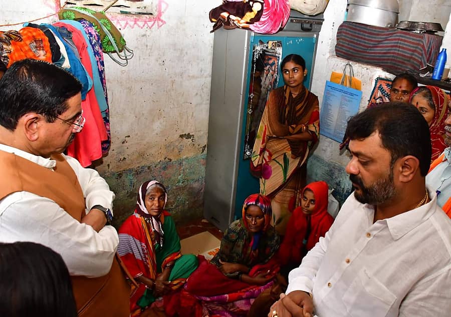 ಧಾರವಾಡ ತಾಲ್ಲೂಕಿನ ವೆಂಕಾಟಾಪುರದಲ್ಲಿ ಗೋಡೆ ಕುಸಿದು ಮೃತಪಟ್ಟ ಯಲ್ಲಪ್ಪ ಅವರ ಮನೆಗೆ ಕೇಂದ್ರ ಸಚಿವ ಪ್ರಲ್ಹಾದ ಜೋಶಿ ಭೇಟಿ ನೀಡಿ ಕುಟುಂಬದವರಿಗೆ ಸಾಂತ್ವನ ಹೇಳಿದರು. ಮಾಜಿ ಶಾಸಕ ಅಮೃತ ದೇಸಾಯಿ ಜೊತೆಗಿದ್ದರು