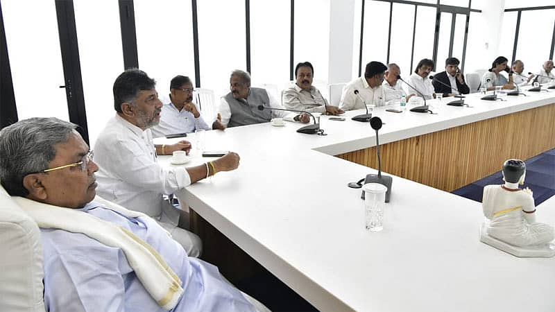 <div class="paragraphs"><p>ಮುಖ್ಯಮಂತ್ರಿ ನಿವಾಸದಲ್ಲಿ ನಡೆದ ಸಚಿವರ ಸಭೆ</p></div>