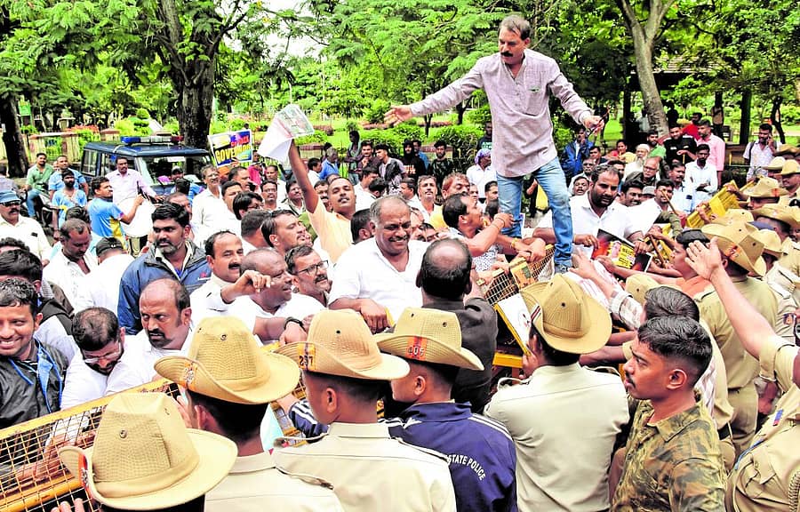 <div class="paragraphs"><p>‘ಸಿದ್ದರಾಮಯ್ಯ ಅವರನ್ನು ಮುಖ್ಯಮಂತ್ರಿ ಸ್ಥಾನದಿಂದ ಕೆಳಗಿಳಿಸಲು ಬಿಜೆಪಿ– ಜೆಡಿಎಸ್ ಹುನ್ನಾರ ನಡೆಸಿವೆ’ ಎಂದು ಆರೋಪಿಸಿ ಅಹಿಂದ ಸಂಘಟನೆಗಳ ಮುಖಂಡರು ಶನಿವಾರ ಮೈಸೂರಿನ ಬಿಜೆಪಿ ಕಚೇರಿಗೆ ಮುತ್ತಿಗೆ ಹಾಕುವ ಯತ್ನ ನಡೆಸಿದರು</p></div>