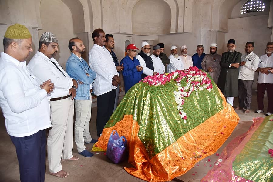 ಬಹಮನಿ ಸಾಮ್ರಾಜ್ಯದ 677ನೇ ಸಂಸ್ಥಾಪನಾ ದಿನದ ಅಂಗವಾಗಿ ಕಲಬುರಗಿಯಲ್ಲಿರುವ ಬಹಮನಿ ಸಾಮ್ರಾಜ್ಯದ ಸಂಸ್ಥಾಪಕ ಅಲಾವುದ್ದೀನ್ ಹಸನ್ ಬಹಮನ್ ಶಾ ಸಮಾಧಿಗೆ ಬಹಮನಿ ಶಾ ಫೌಂಡೇಷನ್ ಪದಾಧಿಕಾರಿಗಳು, ಕಲಾವಿದರು ಶನಿವಾರ ಪುಷ್ಪನಮನ ಸಲ್ಲಿಸಿದರು