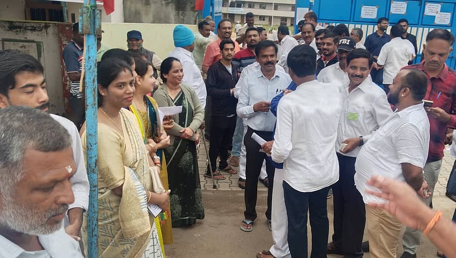 ಚನ್ನರಾಯಪಟ್ಟಣದಲ್ಲಿ ಭಾನುವಾರ ನವೋದಯ ವಿದ್ಯಾಸಂಘದ 13 ನಿರ್ದೇಶಕರ ಸ್ಥಾನಗಳಿಗೆ ಚುನಾವಣೆ ನಡೆಯಿತು. ಅಭ್ಯರ್ಥಿಗಳು ಮತ್ತವರ ಬೆಂಬಲಿಗರು, ಮತದಾರರು ಇದ್ದರು.