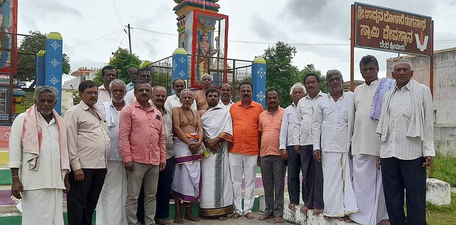 ಕೆ.ಆರ್.ಪೇಟೆ ತಾಲ್ಲೂಕಿನ ಬೆಟ್ಟದ ಹೊಸೂರು ಗ್ರಾಮದ ಪ್ರಸಿದ್ಧ ಬೋಳಾರೆ ಉದ್ಭವ ರಂಗನಾಥ ಸ್ವಾಮಿಯವರ ದೇವಸ್ಥಾನದಲ್ಲಿ ದೇವಸ್ಥಾನ ಟ್ರಸ್ಟ್ ಅಧ್ಯಕ್ಷ ಬೂಕನಕೆರೆ ಬಿ.ಟಿ. ವೆಂಕಟೇಶ್ ಶ್ರಾವಣ ಮಾಸದ ಅಂಗವಾಗಿ ನಡೆಯುವ ಪೂಜಾ ಮಹೋತ್ಸವ ಮತ್ತು ರಥೋತ್ಸವದ ಬಗ್ಗೆ ಮಾಹಿತಿ ನೀಡಿದರು.