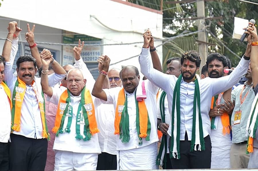 ರಾಮನಗರ ತಲುಪಿದ ಬಿಜೆಪಿ–ಜೆಡಿಎಸ್ ಪಾದಯಾತ್ರೆ ಸಂದರ್ಭದಲ್ಲಿ ಬಿ.ಎಸ್. ಯಡಿಯೂರಪ್ಪ ಅವರು ತಮ್ಮ ಪುತ್ರ ಬಿ.ವೈ. ವಿಜಯೇಂದ್ರ ಹಾಗೂ ಎಚ್.ಡಿ. ಕುಮಾರಸ್ವಾಮಿ ಅವರು ತಮ್ಮ ಪುತ್ರ ನಿಖಿಲ್ ಕುಮಾರಸ್ವಾಮಿ ಕೈ ಹಿಡಿದು ಕಾರ್ಯಕರ್ತರತ್ತ ಒಗ್ಗಟ್ಟು ಪ್ರದರ್ಶಿಸಿದ ಕ್ಷಣ