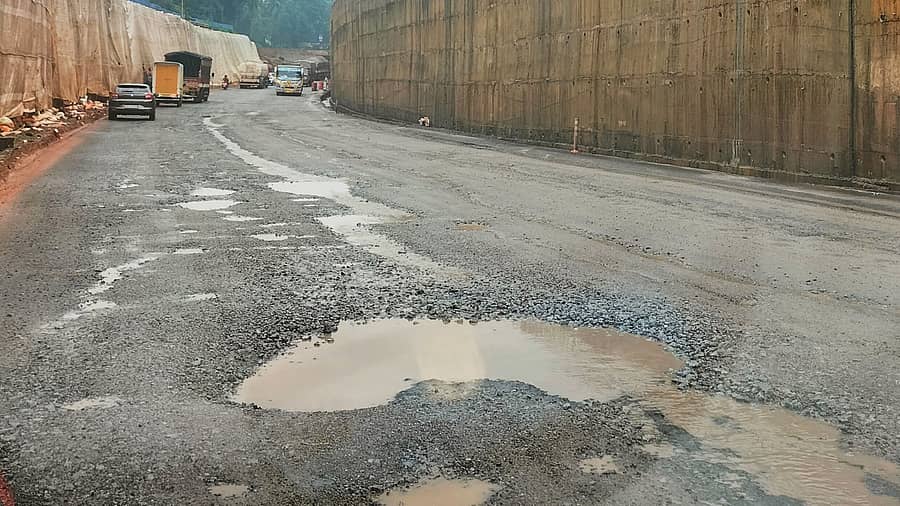 ಉಡುಪಿಯ ಸಂತೆಕಟ್ಟೆ ಬಳಿ ಅಂಡರ್ಪಾಸ್ ಕಾಮಗಾರಿ ನಡೆದಿರುವ ಸ್ಥಳದಲ್ಲಿ ರಸ್ತೆ ಹದಗೆಟ್ಟಿರುವುದು