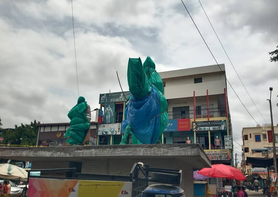 ಮುಳಬಾಗಿಲು ನಗರದ ತಾತಿಪಾಳ್ಯ ವೃತ್ತದಲ್ಲಿ ನಿರ್ಮಾಣ ಮಾಡಲಾಗಿರುವ ಆಲಂಗೂರು ಶ್ರೀನಿವಾಸ್ ಪ್ರತಿಮೆಗೆ ತಾಲ್ಲೂಕು ಆಡಳಿತ ಮುಸುಕು ಹಾಕಿರುವುದು