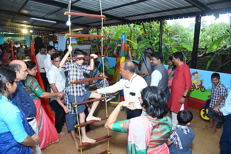 ಸಾನಿಧ್ಯ ವಸತಿಶಾಲೆಯ ಬಾಲವನದಲ್ಲಿ ಭಿನ್ನ ಸಾಮರ್ಥ್ಯದ ಮಕ್ಕಳ ಚಟುವಟಿಕೆಯನ್ನು ಎನ್.ಸಿದ್ದೇಶ್ವರ್ ಶನಿವಾರ ವೀಕ್ಷಿಸಿದರು. ವಸಂತ ಶೆಟ್ಟಿ ಹಾಗೂ ಮಹಾಬಲ ಮಾರ್ಲ ಜೊತೆಯಲ್ಲಿದ್ದರು.