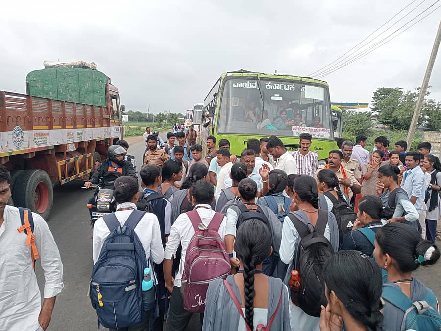 ಹಾವೇರಿ–ಹಾನಗಲ್ ರಸ್ತೆಯಲ್ಲಿರುವ ವಿದ್ಯಾರ್ಥಿನಿಯರ ಹಾಸ್ಟೆಲ್‌ ಬಳಿ ಕೆಎಸ್‌ಆರ್‌ಟಿಸಿ ಬಸ್‌ ನಿಲುಗಡೆ ಮಾಡದಿದ್ದನ್ನು ಖಂಡಿಸಿ ಇತ್ತೀಚೆಗೆ ಪ್ರತಿಭಟನೆ ನಡೆಸಿದ್ದ ವಿದ್ಯಾರ್ಥಿಗನಿಯರು, ಬಸ್‌ಗಳನ್ನು ಅಡ್ಡಗಟ್ಟಿ ಆಕ್ರೋಶ ಹೊರಹಾಕಿದ್ದರು