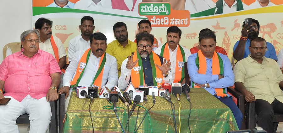 ಕೋಲಾರದಲ್ಲಿ ಶುಕ್ರವಾರ ಪತ್ರಿಕಾಗೋಷ್ಠಿಯಲ್ಲಿ ವಿಧಾನ ಪರಿಷತ್ತಿನ ವಿರೋಧ ಪಕ್ಷದ ನಾಯಕ ಛಲವಾದಿ ನಾರಾಯಣಸ್ವಾಮಿ ಮಾತನಾಡಿದರು