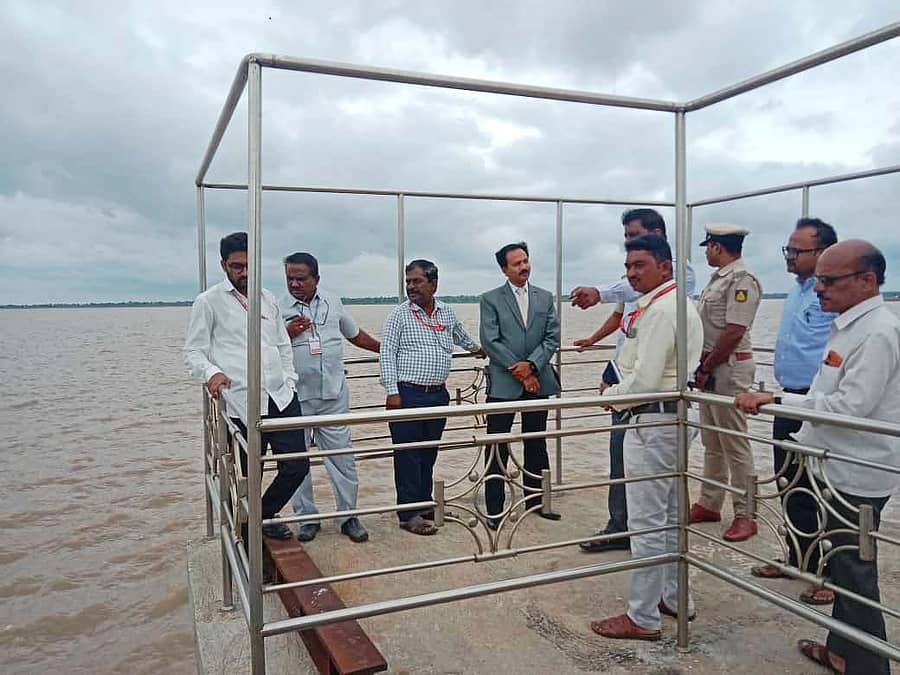 ನಾರಾಯಣಪುರದ ಬಸವಸಾಗರ ಜಲಾಶಯಕ್ಕೆ ಶೋರಾಪುರ ಜೆಎಮ್ಎಫ್ಸಿ ನ್ಯಾಯಾಲಯದ ನ್ಯಾಯಾಧೀಶ ಕೆ ಮಾರುತಿ ಅವರು ಭೇಟಿ ನೀಡಿ ಅಧಿಕಾರಿಗಳಿಂದ ಮಾಹಿತಿ ಪಡೆದರು