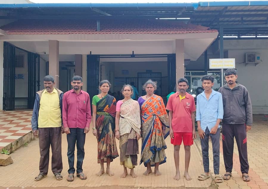 ಸೊರಬ ತಾಲ್ಲೂಕಿನ ಕುದುರೆಗಣಿ ಗ್ರಾಮದ ಕೆಲವು ಕುಟುಂಬಗಳಿಗೆ ಬಹಿಷ್ಕಾರ ಹಾಕಲಾಗಿರುವ ಕುಟುಂಬಸ್ಥರು ಪ್ರತಿಭಟನೆ ನಡೆಸಿದರು