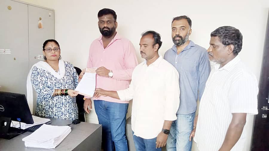 <div class="paragraphs"><p>ಕನಕಪುರ ಶ್ರೀರಾಮ ಸೇನೆಯ ಪದಾಧಿಕಾರಿಗಳು ರಾಮನಗರ ಜಿಲ್ಲೆಯ ಹೆಸರು ಬದಲಾಯಿಸಿದಂತೆ ಸರ್ಕಾರಕ್ಕೆ ಮನವಿ ಪತ್ರ ಸಲ್ಲಿಸಿದರು</p></div>