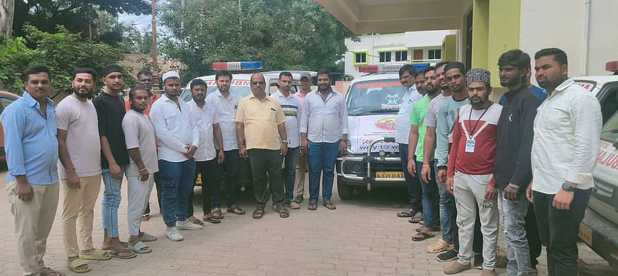 ಕಡೂರಿನ ಆಂಬ್ಯುಲೆನ್ಸ್ ಚಾಲಕರ ರೋಡ್ ಸೇಫ್ಟಿ ಸಂಘದಿಂದ ವಯನಾಡಿಗೆ ಎರಡು ಆಂಬ್ಯುಲೆನ್ಸ್ಗಳನ್ನು ಬೀಳ್ಕೊಡಲಾಯಿತು