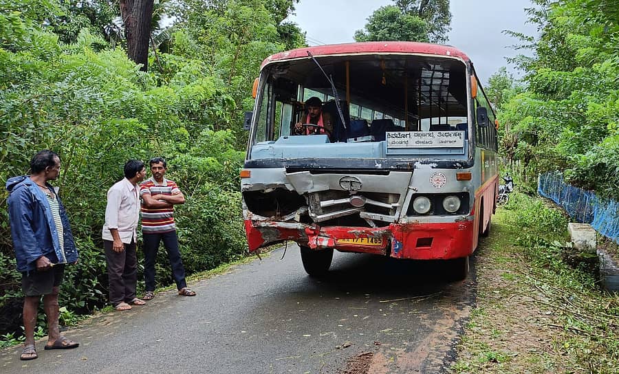 ತೀರ್ಥಹಳ್ಳಿ ತಾಲ್ಲೂಕಿನ ಬೈನೆಸರ ಸಮೀಪ ಬಸ್ ಅಪಘಾತವಾಗಿರುವುದು.