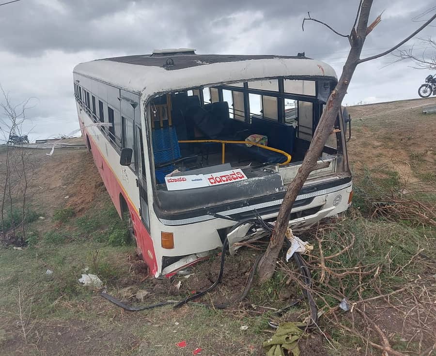 ಮಾನ್ವಿ ತಾಲ್ಲೂಕಿನ ನಸಲಾಪುರ ಗ್ರಾಮದ ಬಳಿ ಭಾನುವಾರ ಜಮೀನಿಗೆ ನುಗ್ಗಿದ ಸಾರಿಗೆ ಸಂಸ್ಥೆಯ ಬಸ್