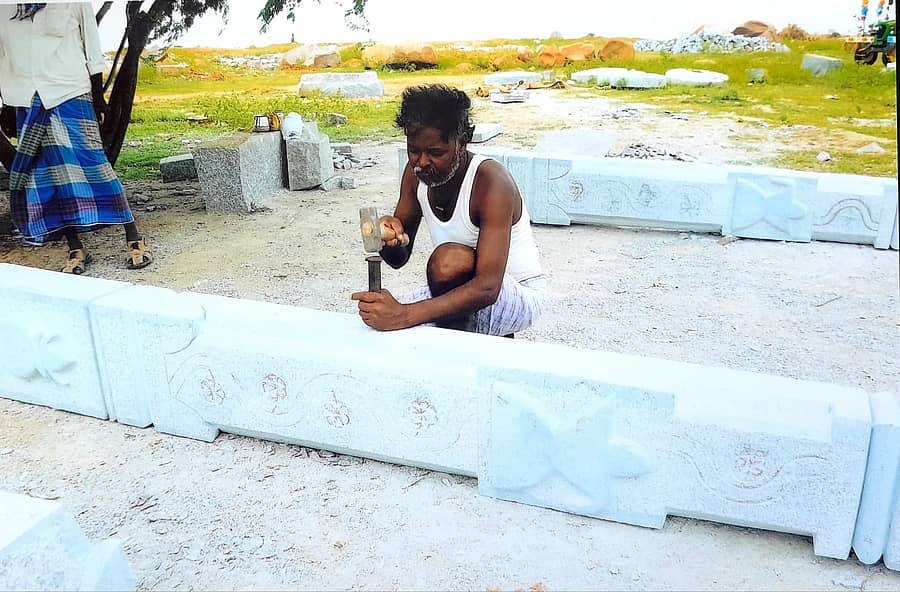 ಗರುಡಗಂಬ ಕೆತ್ತನೆಯಲ್ಲಿ ತೊಡಗಿದ ಮುದಗಲ್ ಹಳೆಪೇಟೆಯ ನೂರ್ ಮಹ್ಮದ್ ಸಂತ್ರಾಜ್