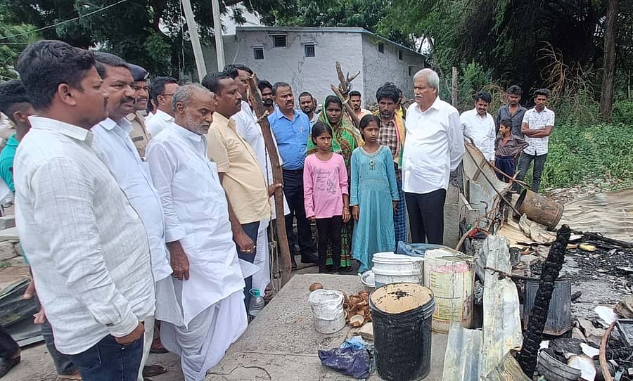 ಶಹಾಪುರ ನಗರದ ಮಮದಾಪುರ ಬಡಾವಣೆಯ ಕೂಲಿ ಕಾರ್ಮಿಕ ಮಲ್ಲಪ್ಪ ಅವರ ಮನೆಗೆ ಶನಿವಾರ ಜಿಲ್ಲಾ ಉಸ್ತುವಾರಿ ಸಚಿವ ಶರಣಬಸಪ್ಪ ದರ್ಶನಾಪುರ ಭೇಟಿ ನೀಡಿ ವೈಯಕ್ತಿಕ ಸಹಾಯ ಧನ ನೀಡಿ ಸಾಂತ್ವನ ಹೇಳಿದರು 