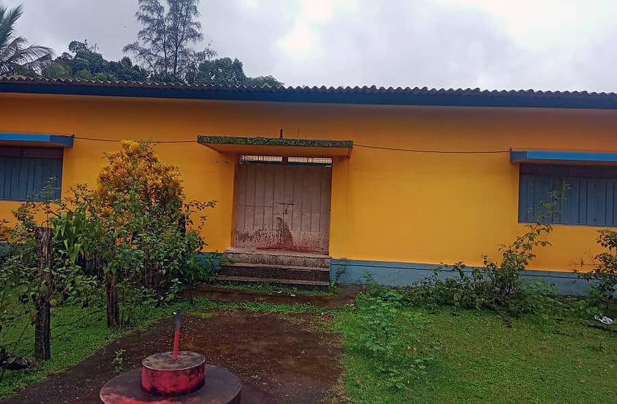 ಶೃಂಗೇರಿ ತಾಲ್ಲೂಕಿನ ಕಿಗ್ಗಾದಲ್ಲಿರುವ ವಿದ್ಯಾರ್ಥಿ ನಿಲಯ ಈಗ ಮುಚ್ಚಲ್ಪಟ್ಟಿರುವುದು