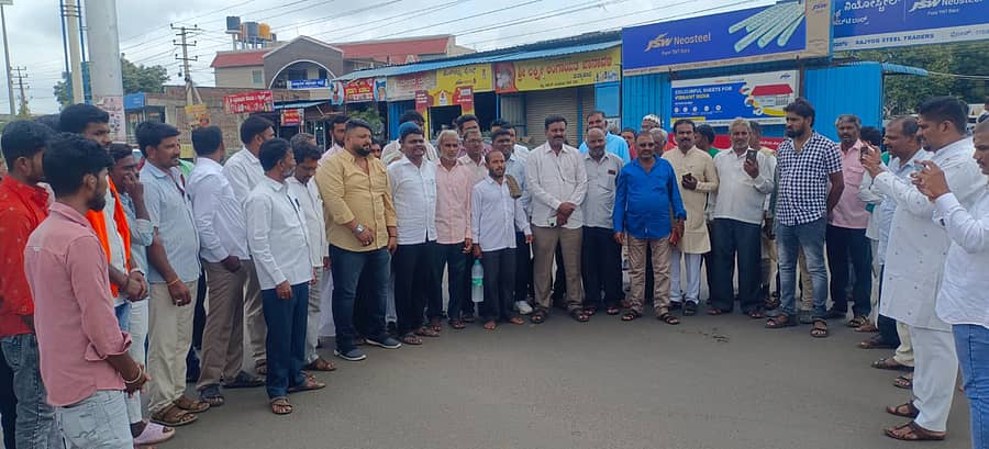 ಮುಧೋಳದ ರನ್ನ ವೃತ್ತದಲ್ಲಿ ಬಿಜೆಪಿ, ಜೆಡಿಎಸ್ ಹಾಗೂ ರಾಜ್ಯಪಾಲರ ನಡೆ ಖಂಡಿಸಿ ನಗರದ ರನ್ನ ಸರ್ಕಲ್ನಲ್ಲಿ ಪ್ರತಿಭಟನೆ ನಡೆಸಲಾಯಿತು