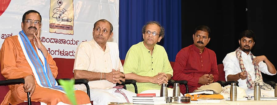 ಕಾರ್ಯಕ್ರಮದಲ್ಲಿ (ಎಡದಿಂದ) ಮಲ್ಲೇಪುರಂ ಜಿ. ವೆಂಕಟೇಶ, ಪಾದೇಕಲ್ಲು ವಿಷ್ಣು ಭಟ್ಟ, ಶತಾವಧಾನಿ ಆರ್.ಗಣೇಶ್, ಪ್ರಕಾಶ ಮಲ್ಪೆ ಹಾಗೂ ವಿನಯ ಗುರೂಜಿ ಉಪಸ್ಥಿತರಿದ್ದರು –ಪ್ರಜಾವಾಣಿ ಚಿತ್ರ