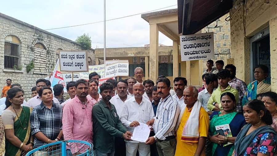 ತಾಳಿಕೋಟೆ ಪಟ್ಟಣದ ಖಾಸ್ಗತೇಶ್ವರ ಸಂಗೀತ ಮಹಾವಿದ್ಯಾಲಯದಲ್ಲಿ ಹಿಂದೂಸ್ತಾನಿ ಸಂಗೀತ, ನೃತ್ಯ, ತಾಳವಾದ್ಯ ಪರೀಕ್ಷಾ ಕೇಂದ್ರವನ್ನು ರದ್ದುಗೊಳಿಸಿರುವುದನ್ನು ಖಂಡಿಸಿ  ವಿವಿಧ ಸಂಗೀತ ಶಾಲೆಯ ಮುಖ್ಯಸ್ಥರು ತಹಶೀಲ್ದಾರ್‌ಗೆ ಶನಿವಾರ ಮನವಿ ಸಲ್ಲಿಸಿದರು