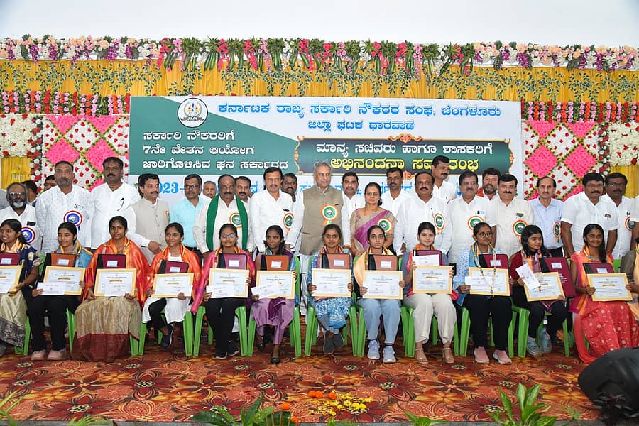 ಧಾರವಾಡದಲ್ಲಿ ಆಯೋಜಿಸಿದ್ದ ಸಮಾರಂಭದಲ್ಲಿ ಎಸ್ಎಸ್ಎಲ್ಸಿ ಹಾಗೂ ದ್ವಿತೀಯ ಪಿಯುಸಿ ಪರೀಕ್ಷೆಯಲ್ಲಿ ಹೆಚ್ಚು ಅಂಕ ಗಳಿಸಿದ ವಿದ್ಯಾರ್ಥಿಗಳಿಗೆ ಪ್ರತಿಭಾ ಪುರಸ್ಕಾರ ನೀಡಿ ಗೌರವಿಸಲಾಯಿತು