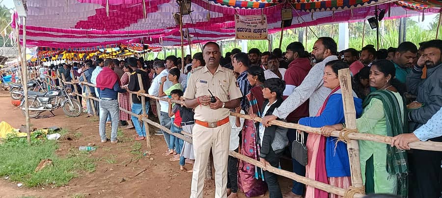 ಭೀಮನ ಅಮಾವಾಸ್ಯೆಯ ಪ್ರಯುಕ್ತ ಶ್ರೀರಂಗಪಟ್ಟಣ ತಾಲ್ಲೂಕಿನ ಆರತಿ ಉಕ್ಕಡದ ಅಹಲ್ಯಾ ದೇವಿ ಮಾರಮ್ಮ ದೇವಾಲಯಕ್ಕೆ ಹೆಚ್ಚಿನ ಭಕ್ತರು ಭೇಟಿ ನೀಡಿದ್ದು, ಸರತಿ ಸಾಲಿನಲ್ಲಿ ನಿಂತು ದೇವಿಯ ದರ್ಶನ ಪಡೆದರು