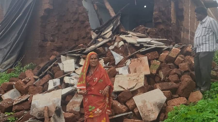 ಚಿಂಚೋಳಿ ತಾಲ್ಲೂಕಿನ ಧರಿತಾಂಡಾದಲ್ಲಿ ಮಳೆಯಿಂದ ಮನೆಯ ಗೋಡೆ ಬಿದ್ದಿದೆ