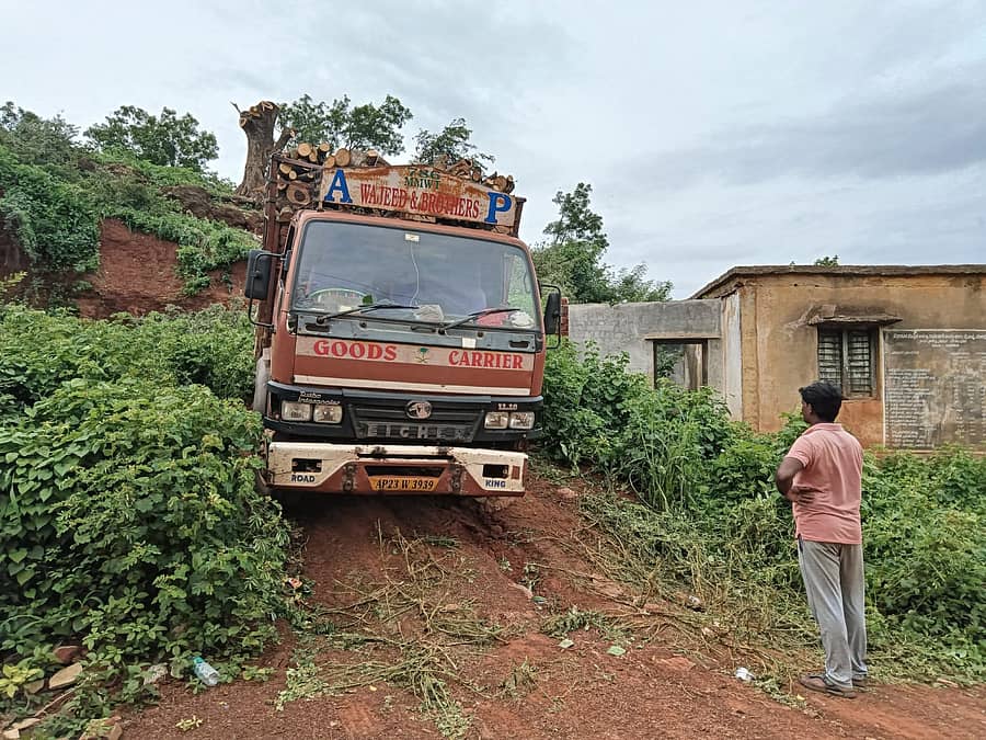 ಚಿಂಚೋಳಿ ತಾಲ್ಲೂಕಿನ ವೆಂಕಟಾಪುರ ಗ್ರಾಮದಲ್ಲಿ ಶತಮಾನದಷ್ಟು ಹಳೆದಾದ ಹುಣಸೆ ಮರ ಕತ್ತರಿಸಿ ಲಾರಿಯಲ್ಲಿ ಲೋಡ್ ಮಾಡುತ್ತಿರುವುದು
