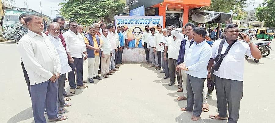 ಗೌರಿಬಿದನೂರು ನಗರದ ಅಂಬೇಡ್ಕರ್ ವೃತ್ತದಲ್ಲಿ ಒಳ ಮೀಸಲಾತಿ ಕಲ್ಪಿಸಿರುವುದು ಸ್ವಾಗತಾರ್ಹ ಎಂದು ದಲಿತ ಸಂಘಟನೆಗಳು ಸಿಹಿ ಹಂಚಿ ಸಂಭ್ರಮಿಸಿದರು