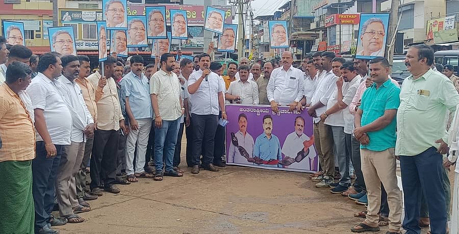 ಮುಖ್ಯಮಂತ್ರಿ ಸಿದ್ದರಾಮಯ್ಯ ವಿರುದ್ಧ ಬಿಜೆಪಿ ಹಾಗೂ ಜೆಡಿಎಸ್ ನಾಯಕರು ಕೈಗೊಂಡ ಮೈಸೂರು ಪಾದಯಾತ್ರೆ ಖಂಡಿಸಿ ಶಿಕಾರಿಪುರದ ಖಾಸಗಿ ಬಸ್ ನಿಲ್ದಾಣ ಸಮೀಪ ಕಾಂಗ್ರೆಸ್ ಮುಖಂಡರು ಸೋಮವಾರ ಪ್ರತಿಭಟನೆ ನಡೆಸಿದರು.