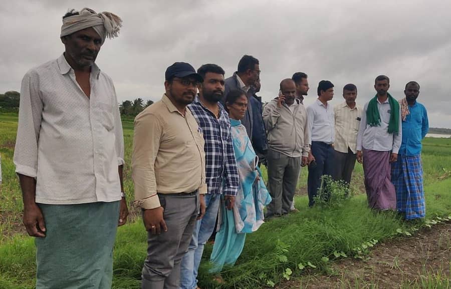 ಹೊಸದುರ್ಗದ ಬಾಗೂರಿನಲ್ಲಿ ಜಮೀನುಗಳಲ್ಲಿ ಈರುಳ್ಳಿ ಬೆಳೆ ಪರಿಶೀಲಿಸಿದ ಅಧಿಕಾರಿಗಳು ಹಾಗೂ ವಿಜ್ಞಾನಿಗಳು