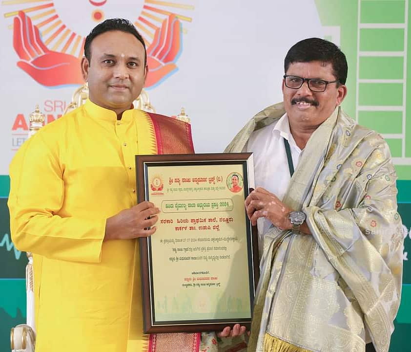 ಕಾರ್ಕಳ ತಾಲ್ಲೂಕಿನ ನಲ್ಲೂರು ಹಿರಿಯ ಪ್ರಾಥಮಿಕ ಶಾಲೆಗೆ ‘ರಾಜ್ಯಮಟ್ಟದ ಹಸಿರು ನೈರ್ಮಲ್ಯ ಹಾಗೂ ಅಭ್ಯುದಯ ಪ್ರಶಸ್ತಿ’ಯನ್ನು ಚಿಕ್ಕಬಳ್ಳಾಪುರ ಜಿಲ್ಲೆಯ ಮುದ್ದೇನಹಳ್ಳಿ ಸತ್ಯಸಾಯಿ ಗ್ರಾಮದಲ್ಲಿ ನೀಡಲಾಯಿತು.